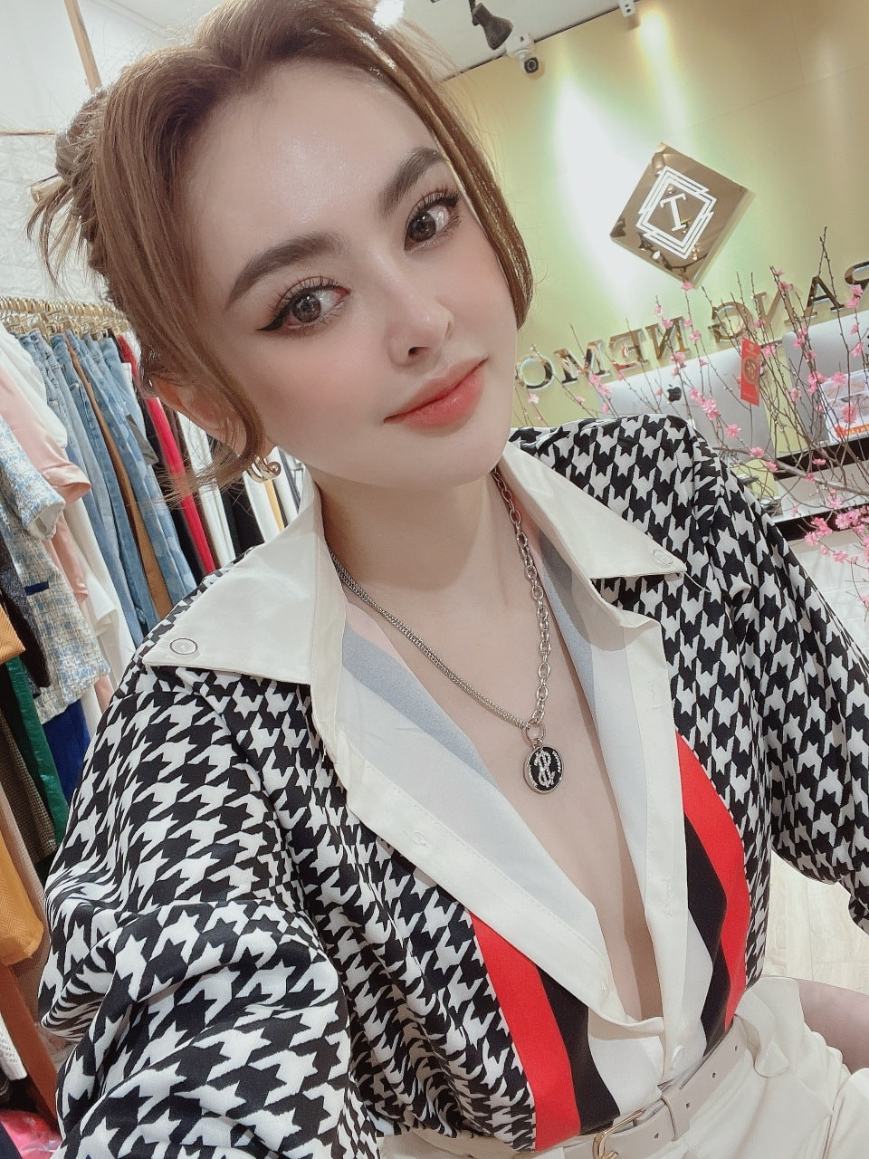 Lúc này shipper không còn cách nào khác là vẫn phải thực hiện việc vận chuyển đơn hàng đến địa chỉ đã được thông báo trước đó chính là shop thời trang của Trang Nemo.