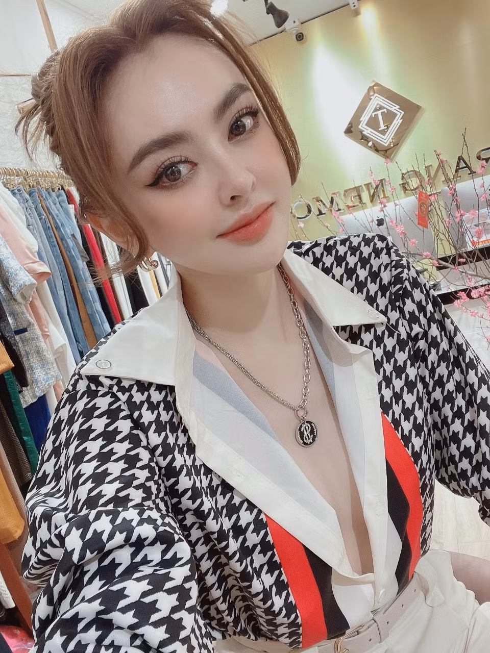 Lúc này shipper không còn cách nào khác là vẫn phải thực hiện việc vận chuyển đơn hàng đến địa chỉ đã được thông báo trước đó chính là shop thời trang của Trang Nemo.