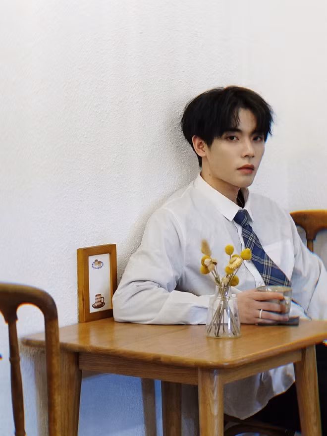 Để thêm niềm tin cho fan, hot boy 9X Trung Quốc còn quay một clip bằng camera thường để chứng minh nhan sắc thật. Bên cạnh đó, anh cũng gửi lời cảm ơn những người hâm mộ đã luôn tin tưởng mình.