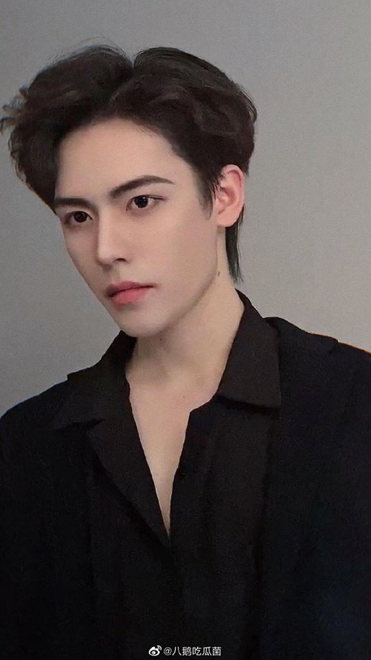 Yucheng được nhiều người nhận xét có gương mặt giống diễn viên Tiêu Chiến hay Ngô Diệc Phàm.