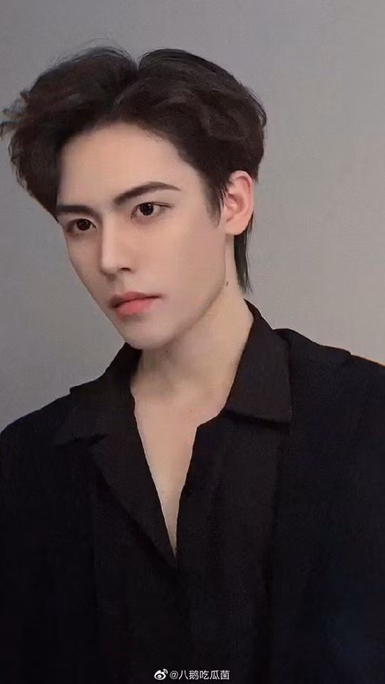 Yucheng được nhiều người nhận xét có gương mặt giống diễn viên Tiêu Chiến hay Ngô Diệc Phàm.