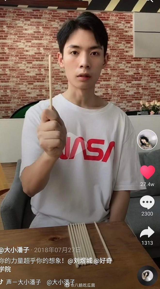 Bên cạnh đó, năm 18 tuổi Yucheng cho biết đã niềng răng, gặp khó khăn trong ăn uống nên rất gầy. Sau khi tháo niềng mới bắt đầu tăng cân và tập gym để săn chắc cơ thể đồng thời thay đổi kiểu tóc, cách ăn mặc.