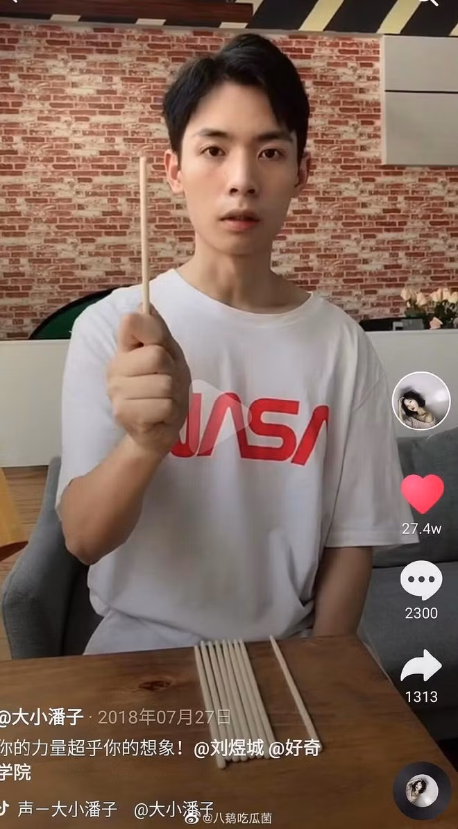 Bên cạnh đó, năm 18 tuổi Yucheng cho biết đã niềng răng, gặp khó khăn trong ăn uống nên rất gầy. Sau khi tháo niềng mới bắt đầu tăng cân và tập gym để săn chắc cơ thể đồng thời thay đổi kiểu tóc, cách ăn mặc.