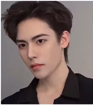 Chuyện các hot boy, hot girl MXH lộ nhan sắc thật khác xa ảnh sống ảo đã nhiều phen khiến dân tình quá ngán ngẩm. Mới đây, hot boy Trung Quốc có tên Liu Yucheng (Nick name: Noah, 23 tuổi, quê ở Trùng Khánh) đã khiến nhiều người bất ngờ khi lộ một số ảnh quá khứ với nhan sắc kém xa trên mạng.