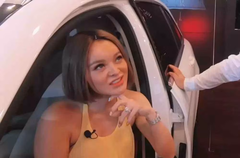 Trang Nemo khẳng định, việc để lộ làn da xỉn màu trong livestream tất cả là do thiếu ánh sáng chứ ngoài đời cô nàng thật sự không đen, nhan sắc khá "ổn áp".