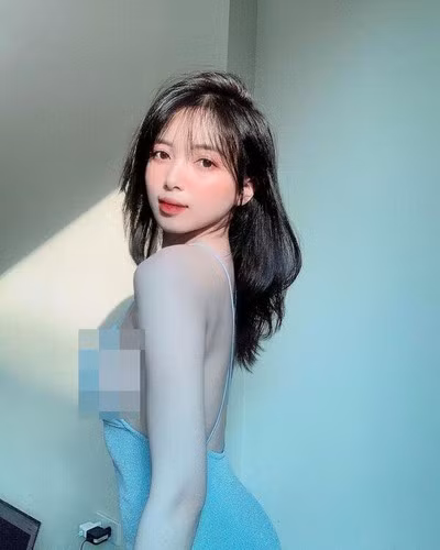 Ngay từ cái nhìn đầu tiên, nhiều người chắc chắn sẽ không khỏi ấn tượng bởi gương mặt quá đỗi xinh đẹp của cô gái này.