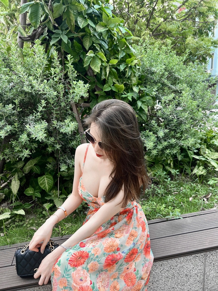 Sở hữu thân hình nuột nà, làn da trắng nõn và vòng 1 căng tràn nên Trang Phạm lựa chọn thời trang gợi cảm.