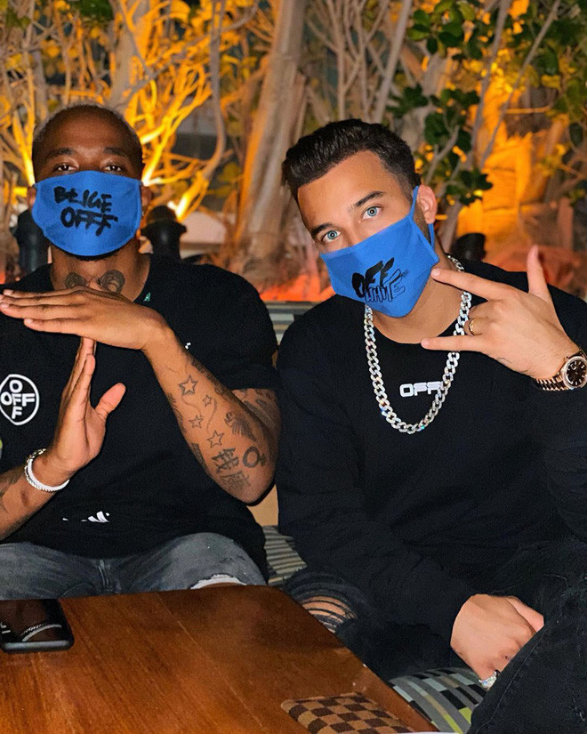 Dù đeo khẩu trang nhưng các anh chàng rich kid vẫn phải thể hiện phong thái "chất hơn nước cất" của mình.