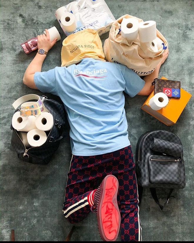 Không khoe được những bộ đồ hiệu có giá lên tới vài tỷ đồng ở ngoài phố. Nhưng dàn rich kid thế giới vẫn có không gian sống ảo là trang cá nhân.