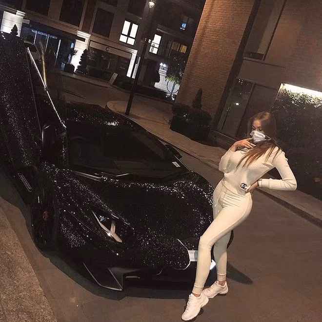 Tự cách ly xã hội cũng không đến nỗi nào nếu có một chiếc Ferrari thế này.