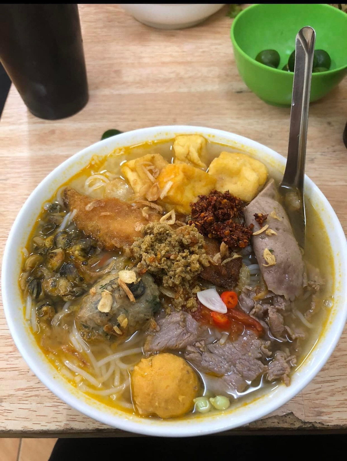 Hành là món ăn rất quen thuộc và thường không thể nào thiếu được trong một số món ăn. Có những thứ nếu không có hành sẽ trở thành vô vị, điển hình như món bún riêu này.