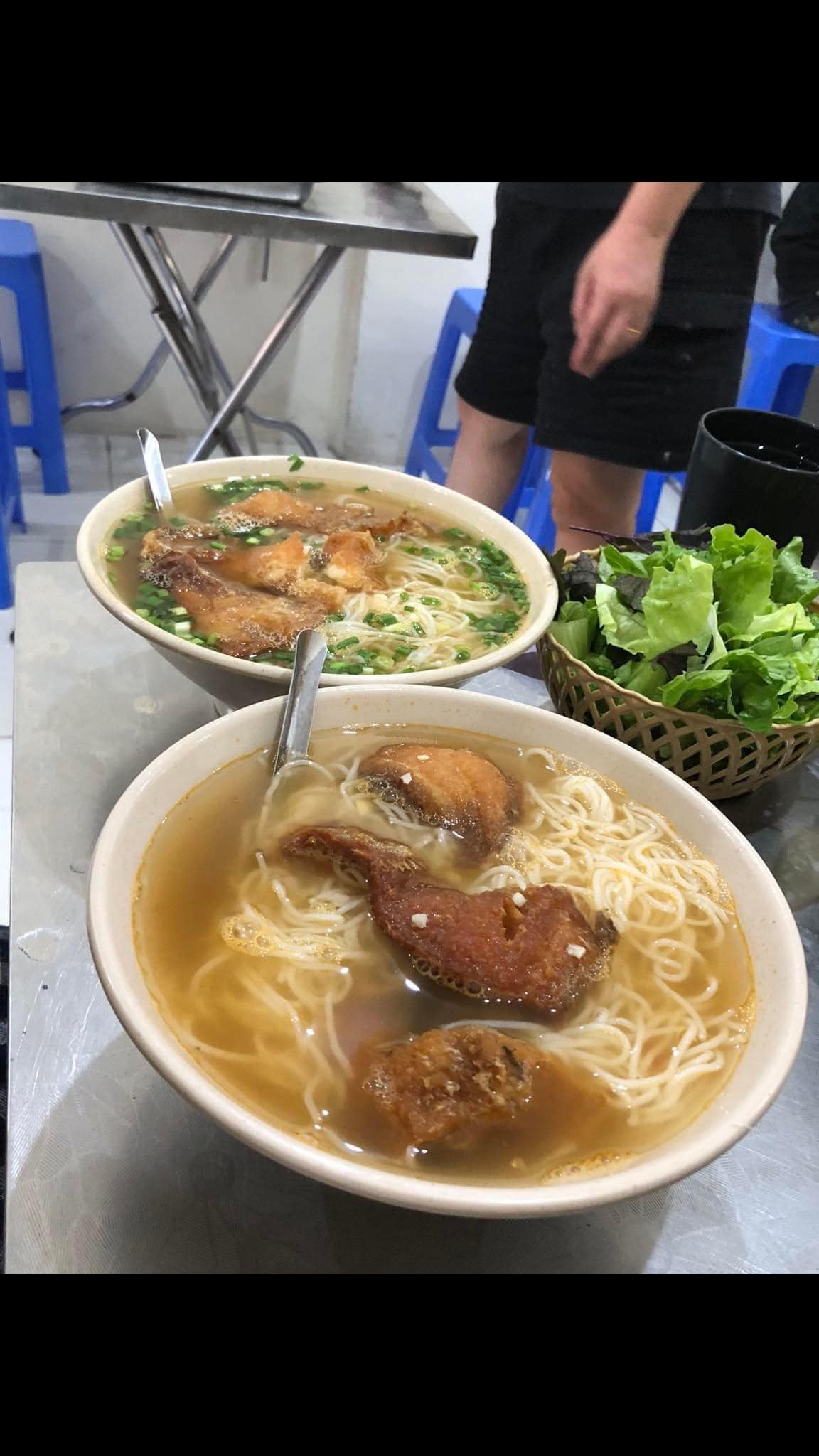 Một số người cho rằng việc họ không ăn hành lá là vì việc gây mùi của loại rau này.