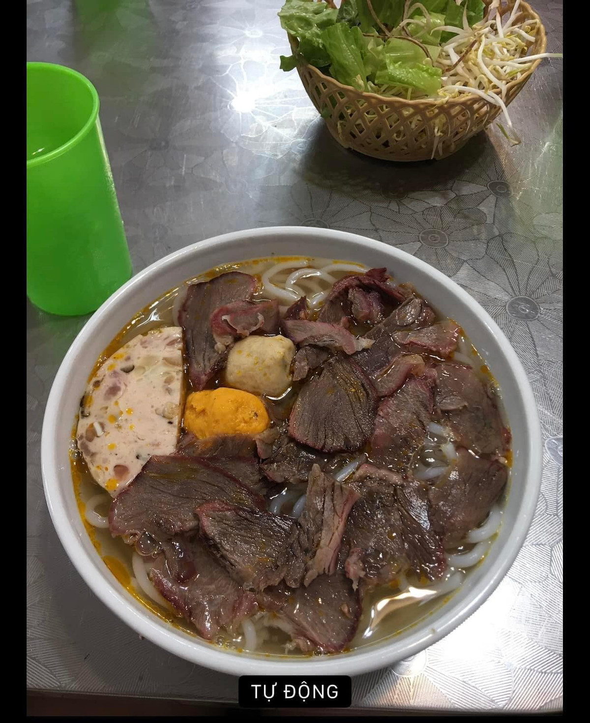 Thậm chí trên nhiều fanpage cuộc khẩu chiến đã diễn ra giữa team không ăn hành và số còn lại.