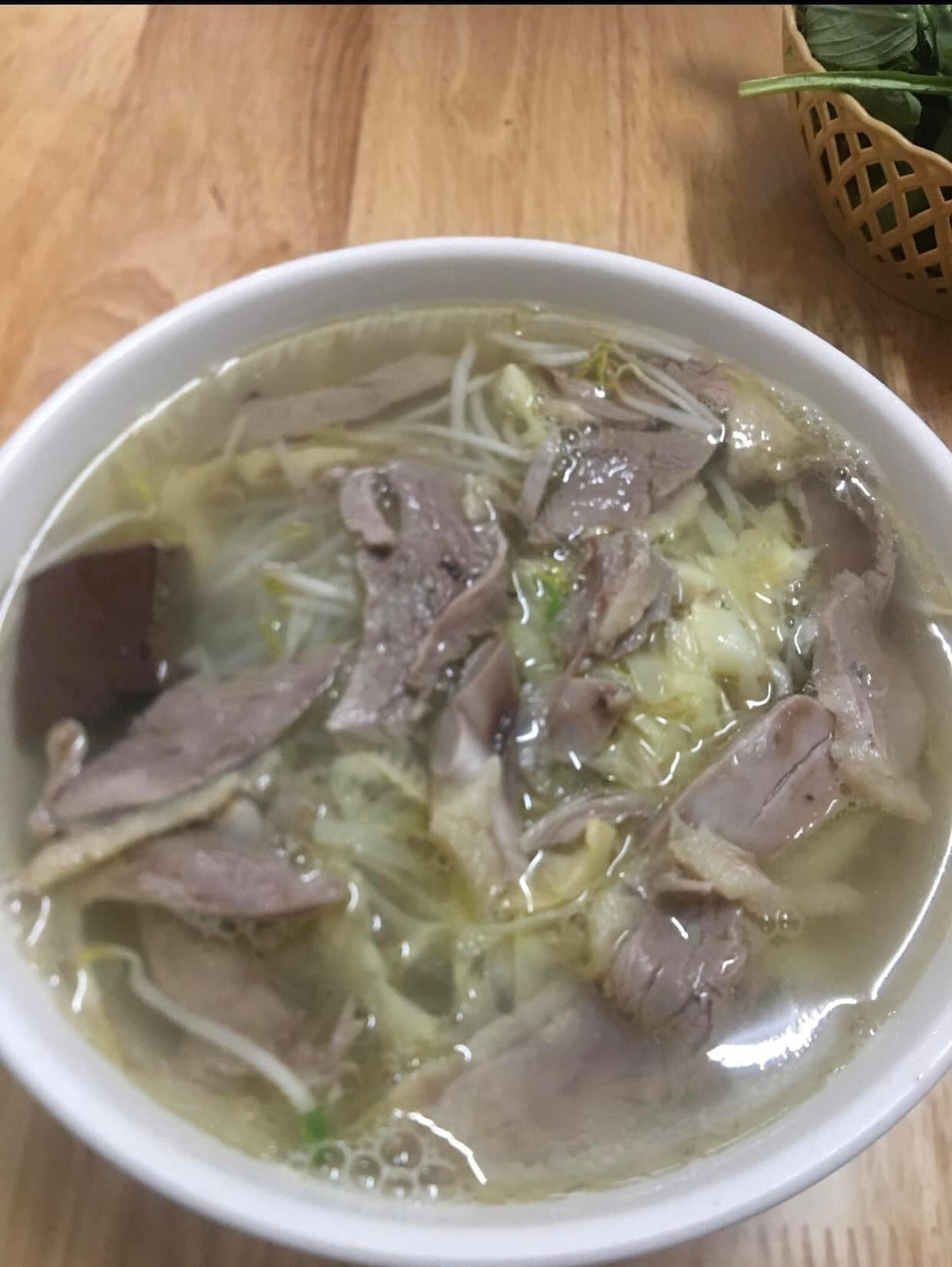 Nhưng với hàng ngàn lí do để bào chữa cho bản thân để không ăn hành, những đứa trẻ "không chịu lớn" vẫn đều đặn đi ăn bún phở với câu cửa miệng "Cô ơi, con không hành cô nhé!".