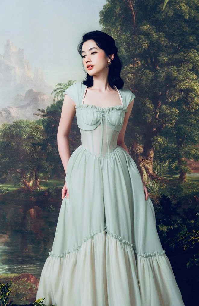 Giữa lúc dân mạng vẫn đang xôn xao bàn tán không ngớt, Cẩm Đan lại bất ngờ lên sóng những hình ảnh mới táo bạo và nóng mắt hơn hẳn mọi khi.