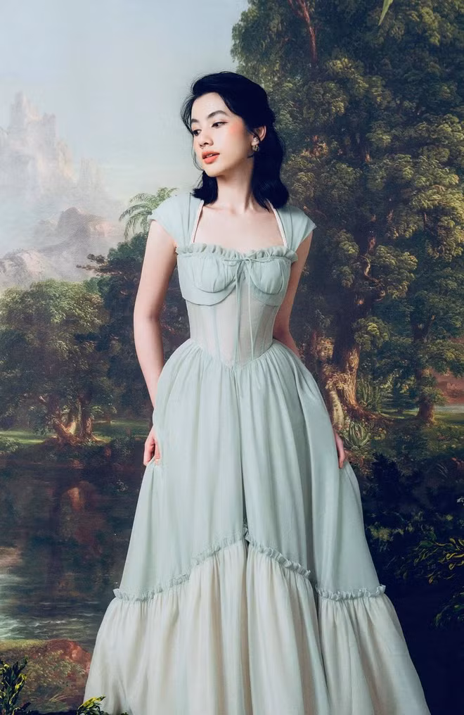 Giữa lúc dân mạng vẫn đang xôn xao bàn tán không ngớt, Cẩm Đan lại bất ngờ lên sóng những hình ảnh mới táo bạo và nóng mắt hơn hẳn mọi khi.