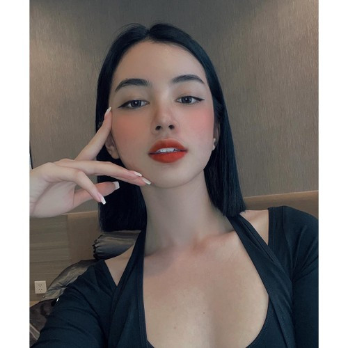 Bước ra khỏi cuộc thi, nắm bắt được lợi thế từ gương mặt đẹp, vóc dáng hơn người, Cẩm Đan thường xuyên nhận làm người mẫu ảnh cho những thương hiệu tầm cỡ.