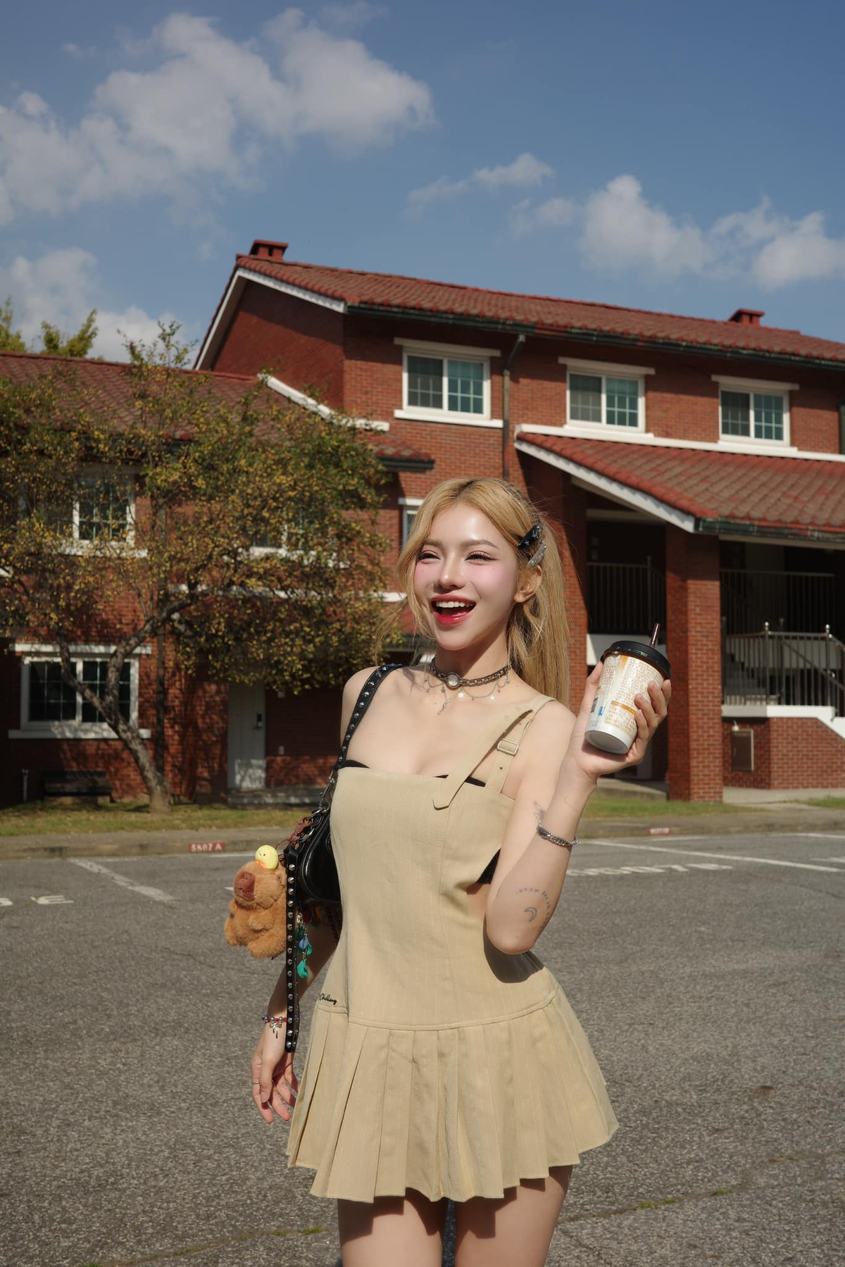 Bên cạnh đó, việc trang điểm và chọn lựa trang phục phù hợp cũng là yếu tố giúp Ciin tỏa sáng và thể hiện vẻ đẹp tự tin, quyến rũ của mình.