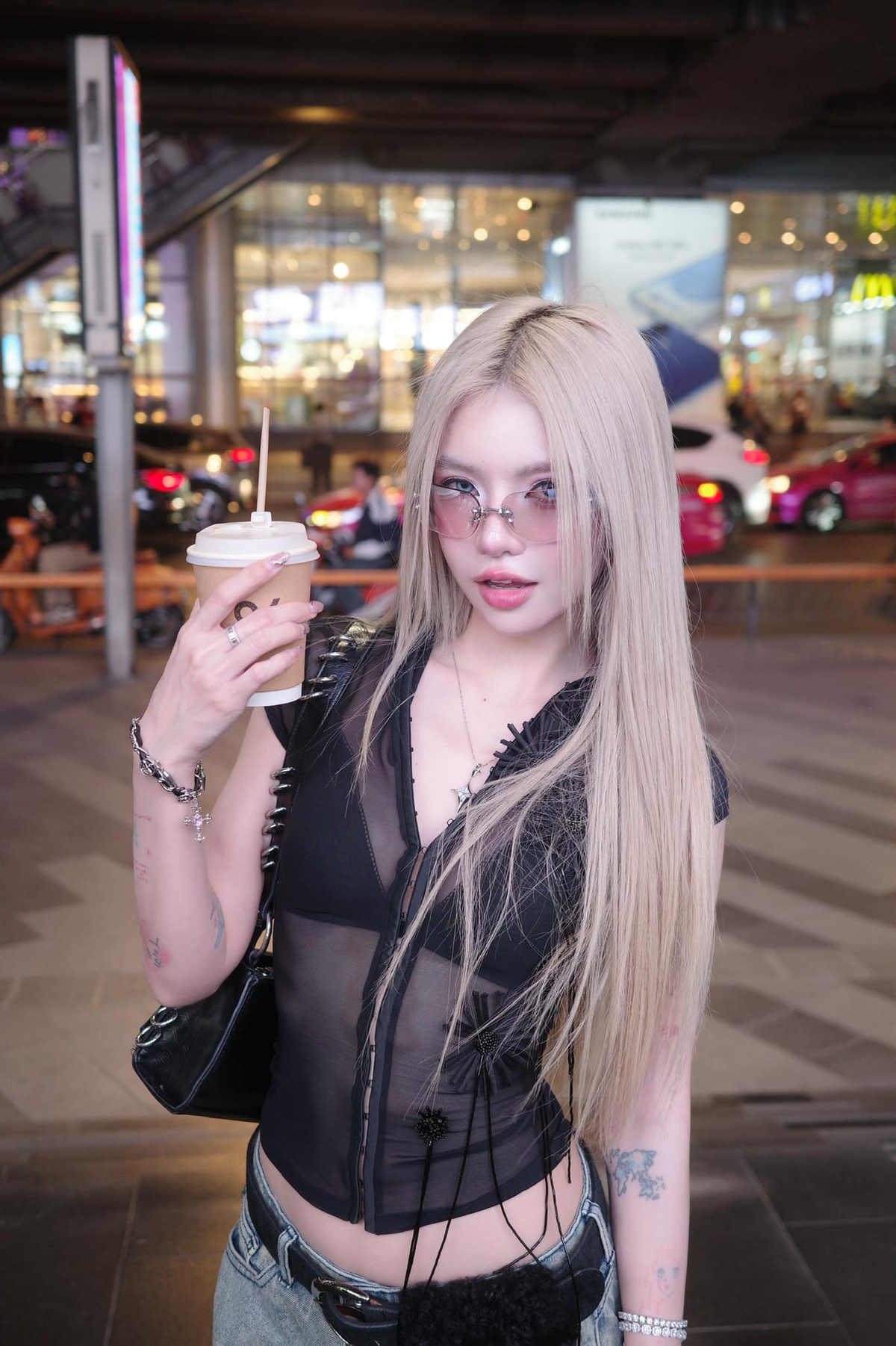 Tuy nhiên, cô nàng lại nhận về nhiều chỉ trích vì nhan sắc quá khác biệt so với các video cô tự đăng tải. Người xem quay lưng, cho rằng cô chỉnh sửa quá đà và không xứng đáng với biệt danh ấy.