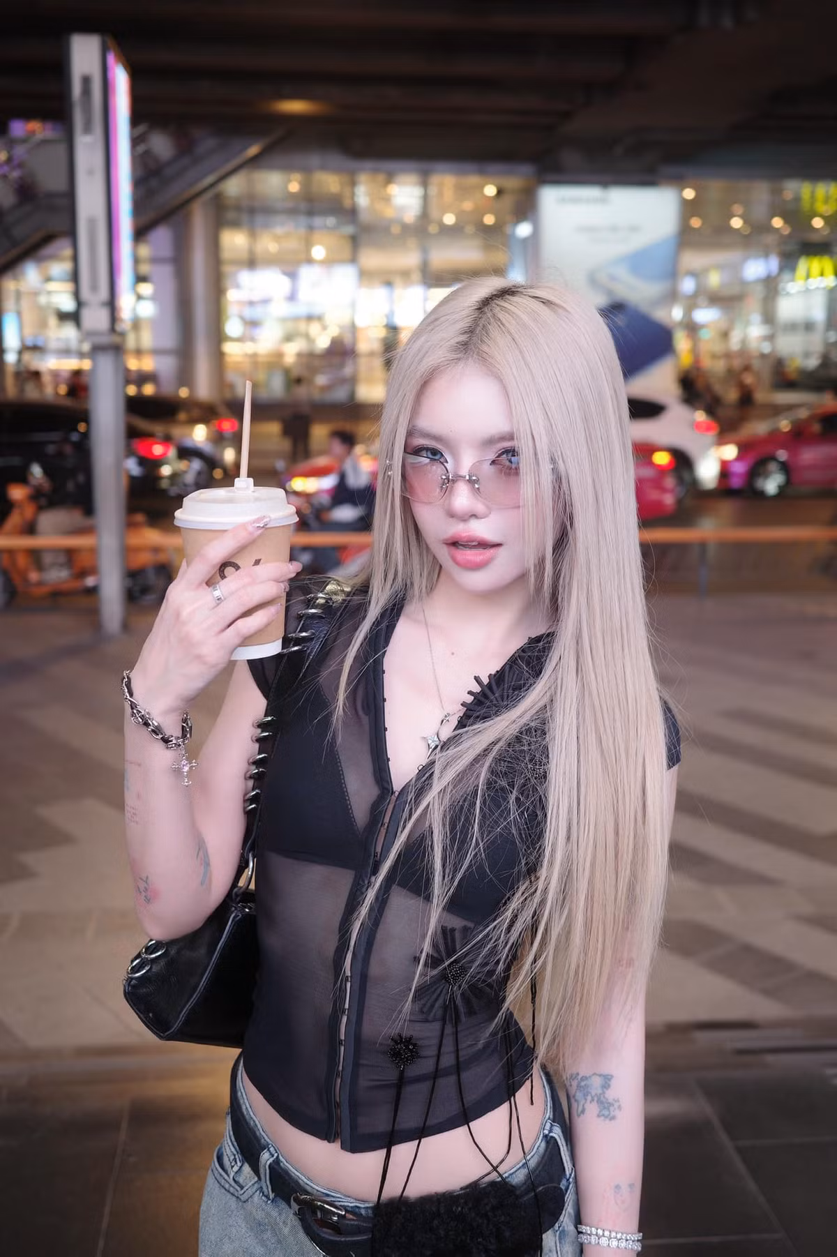 Tuy nhiên, cô nàng lại nhận về nhiều chỉ trích vì nhan sắc quá khác biệt so với các video cô tự đăng tải. Người xem quay lưng, cho rằng cô chỉnh sửa quá đà và không xứng đáng với biệt danh ấy.