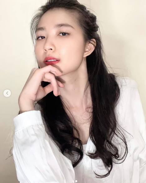 Chọn trang phục đơn giản với chiếc áo trễ vai khoe khéo vòng eo và váy đen năng động, Phương Ku khiến netizen rần rần vì vừa xinh vừa giỏi vũ đạo.