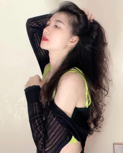 Một số dân mạng để lại bình luận dưới những clip nhảy của Phương Ku như: "Đôi mắt biết cười. Nhìn thần thái chị này xong là yêu đời lên hẳn”, “Nhảy cuốn quá chừng”, “Kiểu gì cũng thành trend, không thừa một động tác nào luôn”...