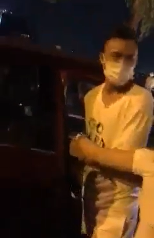 Tuy nhiên, ông chồng cố gắng giữ chặt cô bồ và ngăn chặn hành động đánh ghen của vợ.