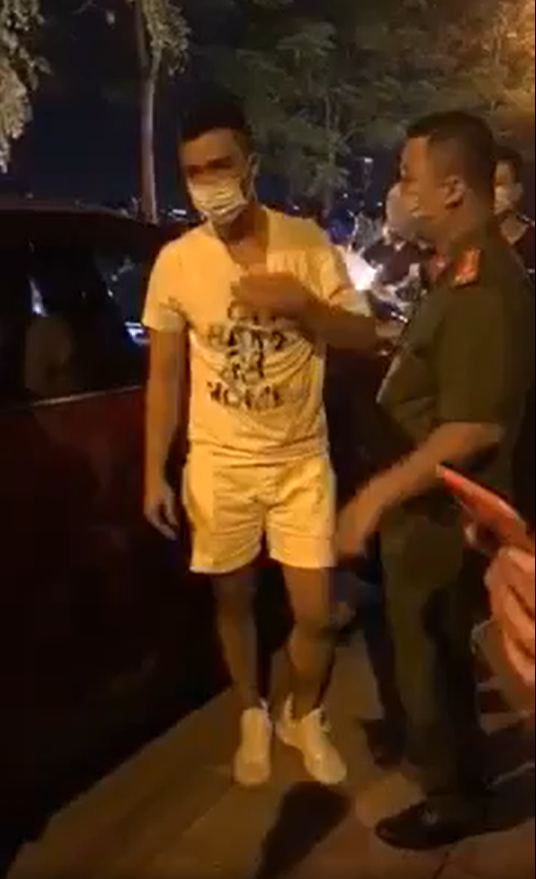 "Có chồng lăng nhăng thì nên bỏ thôi, không nên ra giữa đường đánh ghen như vậy, vừa khổ mình, khổ người" hay "Phụ nữ thông minh đánh son chứ không đánh ghen bạn ơi"... là những bình luận được dân mạng để lại dưới clip đánh ghen Hồ Tây xảy ra mới đây.