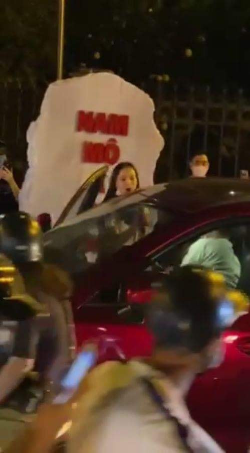 Trong đoạn clip đánh ghen, trên một chiếc ô tô màu đỏ, người vợ mặc áo trắng đang đứng chặn ở cửa xe. Bên trong, người chồng đang ôm chặt "tiểu tam".