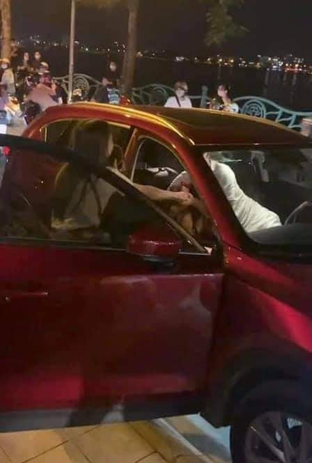 Mới đây trên mạng xã hội, đoạn clip ghi lại cảnh đánh ghen Hồ Tây khiến netizen, đặc biệt hội chị em bàn tán xôn xao.