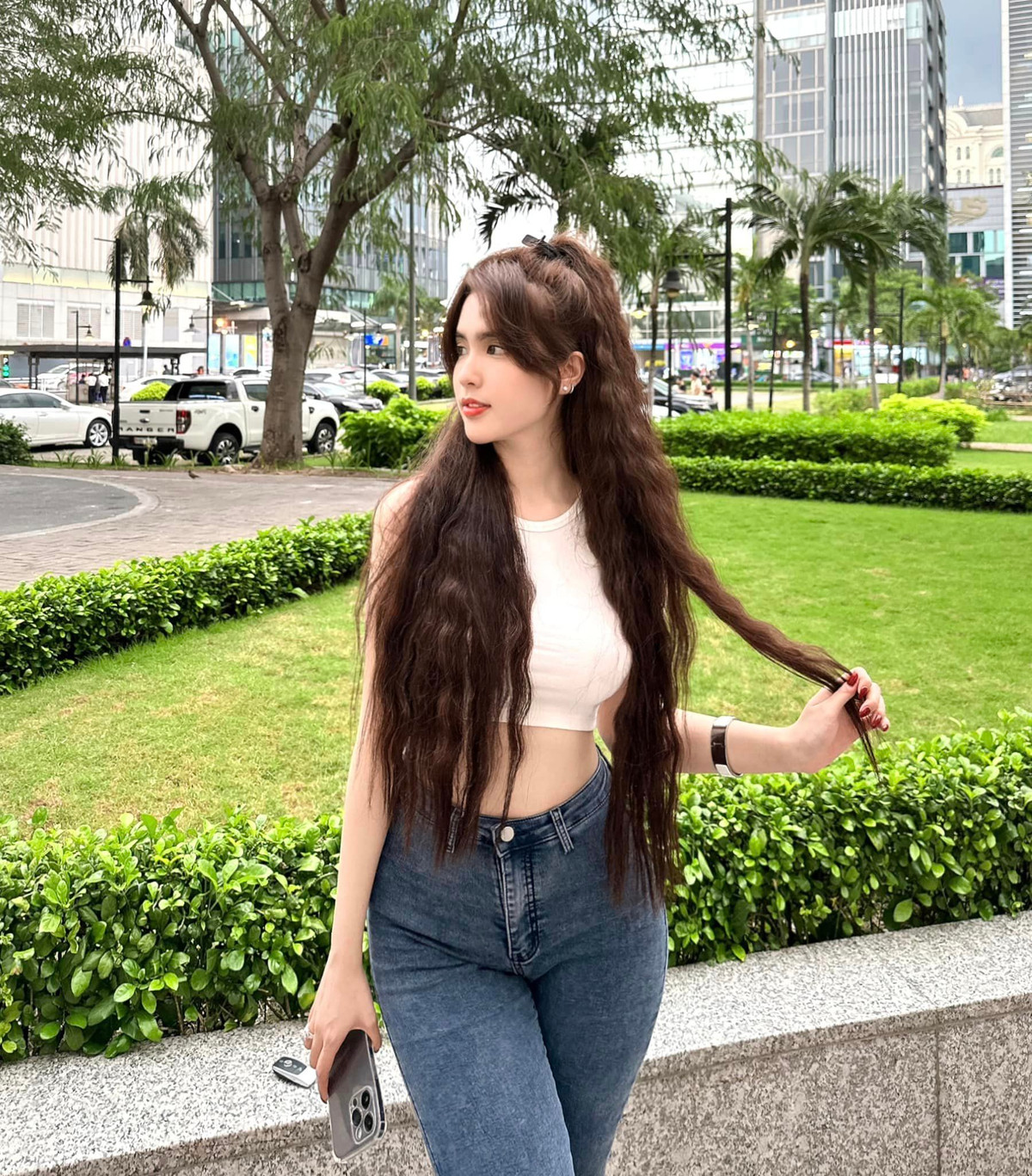 "Thường thì mix đồ theo kiểu gợi cảm, mình sẽ chọn những bộ đồ bó sát cơ thể, tôn đường cong chứ không để lộ vòng 1, vòng 3 quá nhiều vì như vậy sẽ đẹp, lại không bị hở quá", hot girl Đồng Tháp tiết lộ thêm.