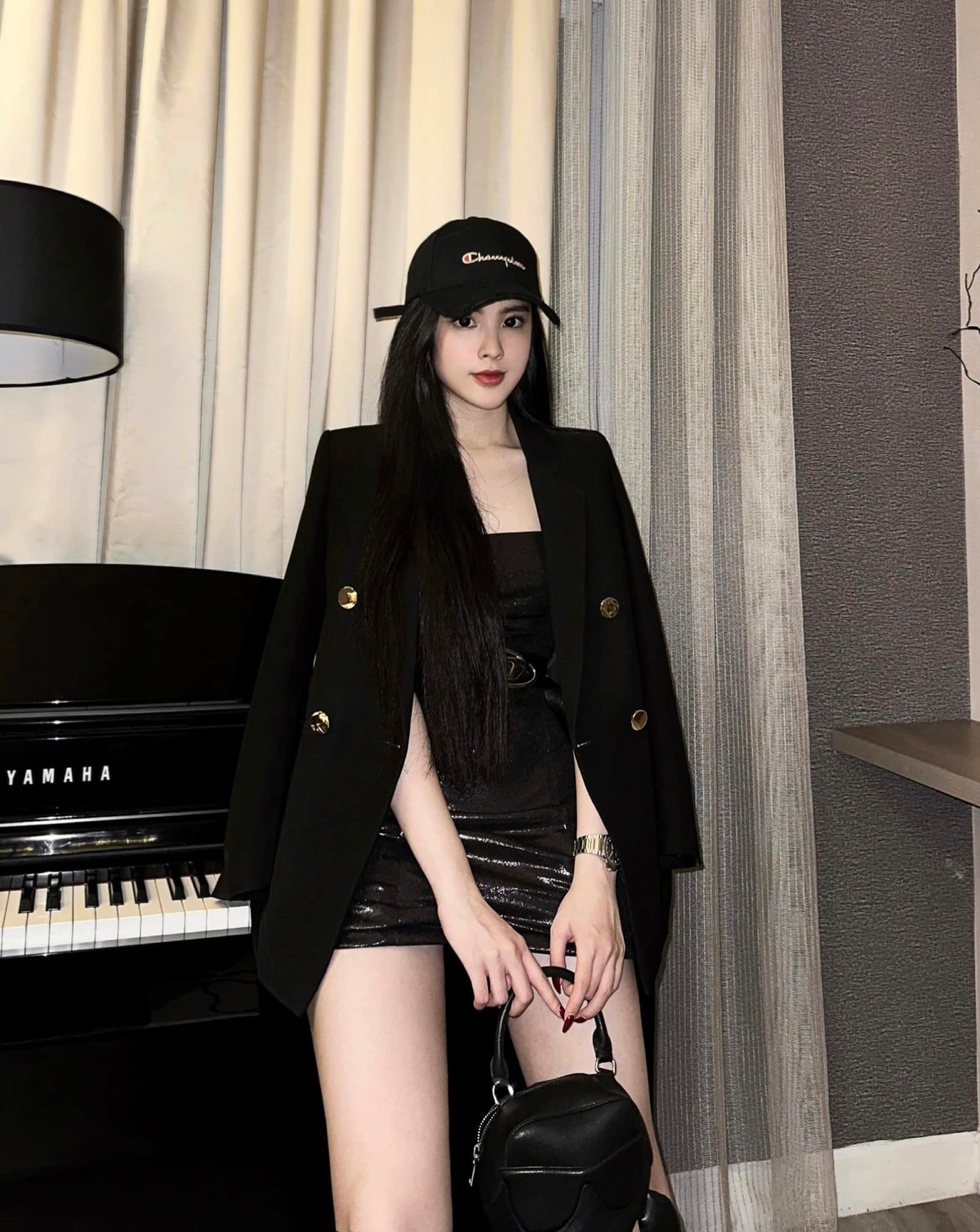 Khi đi chơi với bạn bè hay đi du lịch, Đoan Nghi sẽ tìm hiểu trước một chút phong cảnh ở nơi đó để mix sao cho phù hợp.