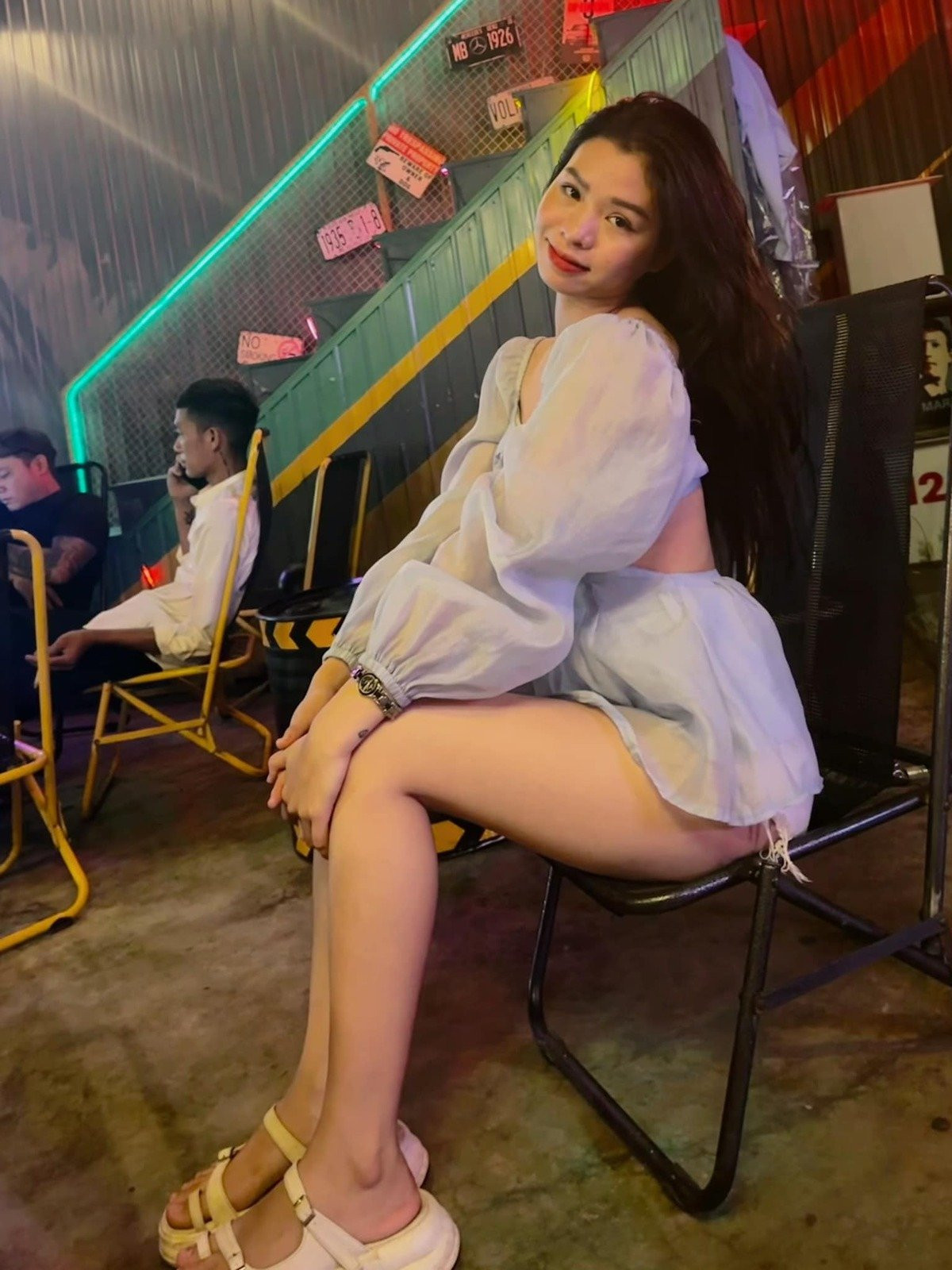 Công việc tuy nhẹ nhàng nhưng mất nhiều thời gian và hai chị em Bích Lệ thường xuyên phải chịu cảnh nắng mưa thất thường.