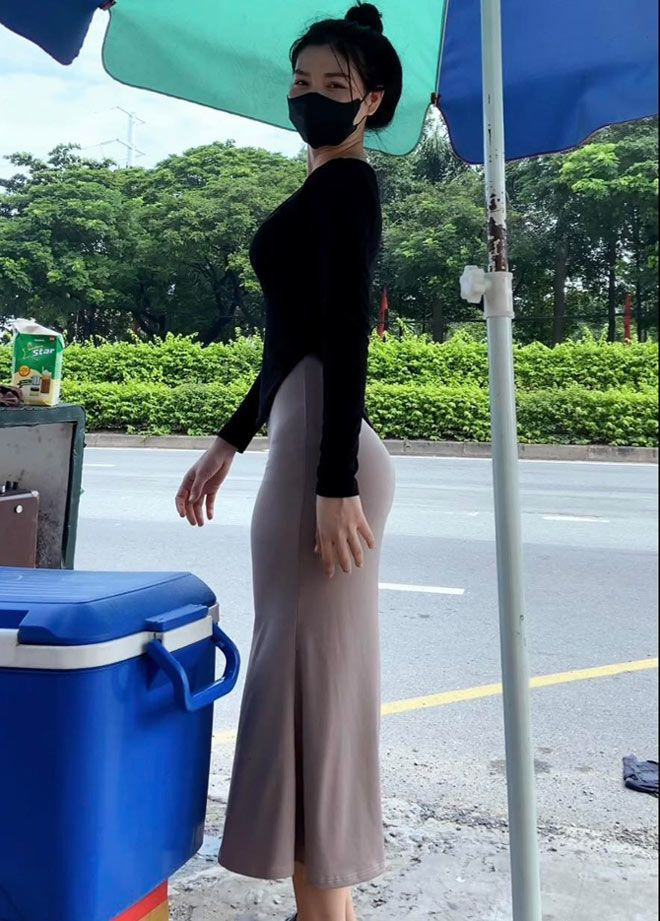 Bích Lệ cho hay, cô nàng và chị gái đã kinh doanh quầy cà phê dạo được 2 năm. Hình ảnh hai cô gái trẻ thoăn thoắt chế biến cà phê cho khách cùng nụ cười niềm nở đã quá quen thuộc với người dân ở quận 12, TP.HCM.