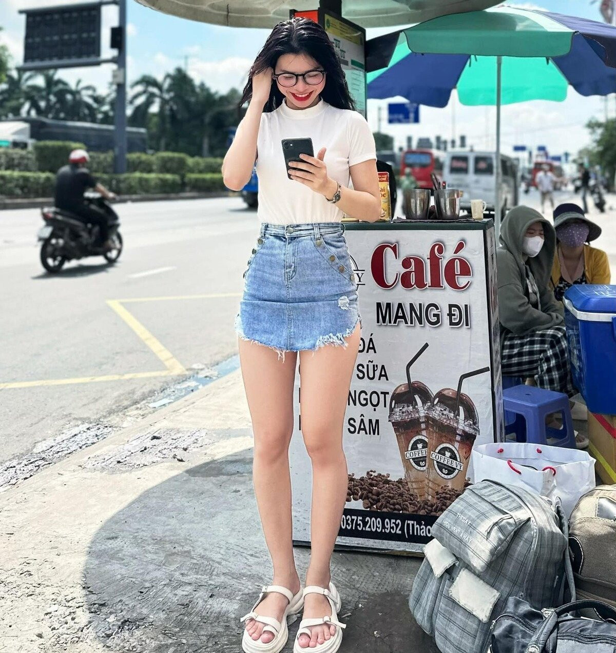 Thi thoảng, chị em Bích Lệ cũng bị một vài khách nam buông lời “chòng ghẹo”. Tuy nhiên, cả hai không bận tâm mà chỉ tập trung vào công việc của mình.