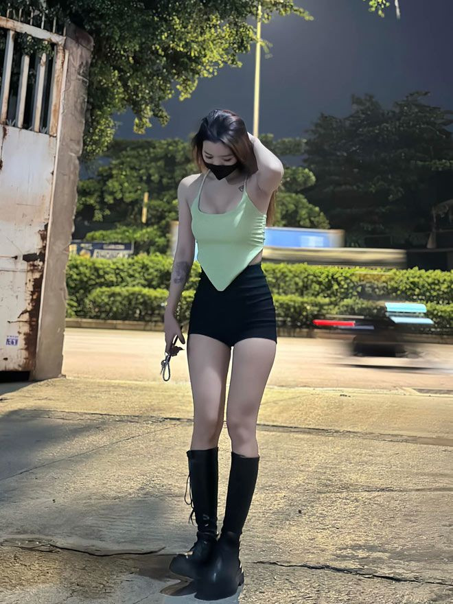 “Chị em mình học hết cấp ba thì không học thêm nữa. Nhận thấy mô hình bán cà phê dạo ít phổ biến ở TP.HCM thời điểm đó nên quyết định thử, không ngờ lại được mọi người chú ý”, Bích Lệ chia sẻ.