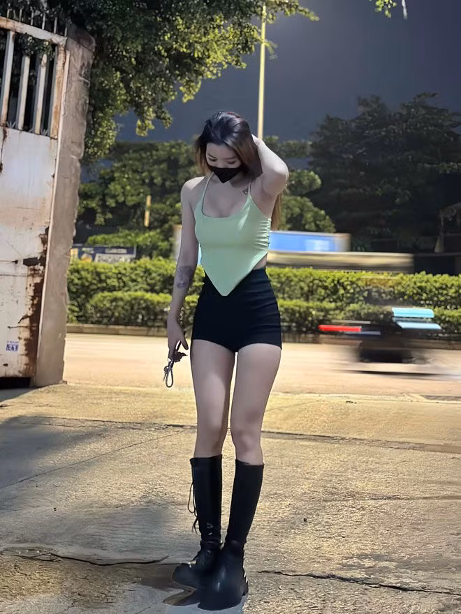 “Chị em mình học hết cấp ba thì không học thêm nữa. Nhận thấy mô hình bán cà phê dạo ít phổ biến ở TP.HCM thời điểm đó nên quyết định thử, không ngờ lại được mọi người chú ý”, Bích Lệ chia sẻ.