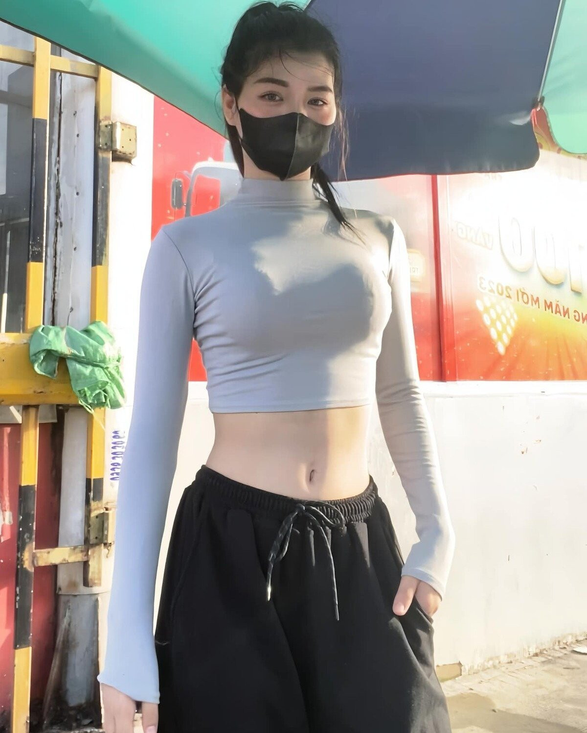 Hai năm bán cà phê dạo, Bích Lệ gặp nhiều tình huống hài hước. Cô gái Lâm Đồng chia sẻ, chị em cô đều có vóc dáng mảnh mai (chị gái cao 1m65, nặng 49kg, em gái cao 1m63, nặng 47kg) nên dễ thu hút sự chú ý của mọi người.