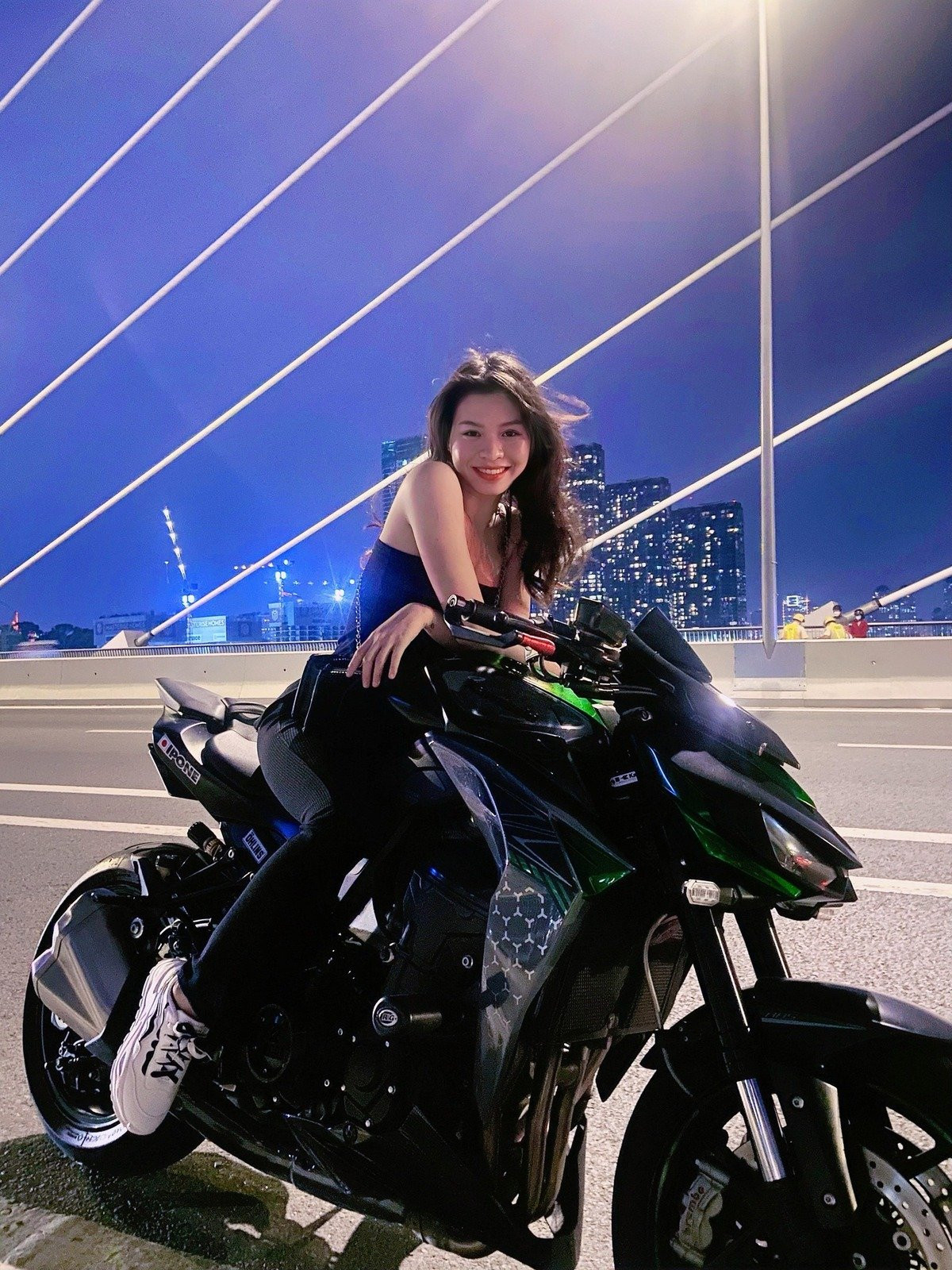 “Mình hay được khách hàng khen dáng đẹp, đặc biệt là mấy cô “đứng tuổi” thường trêu “Hai đứa ăn gì mà dáng đẹp thế?”. Có vài người còn chạy từ xa đến mua cà phê để gặp hai chị em mình. Tụi mình cũng chỉ biết cảm ơn mọi người đã ủng hộ”, Bích Lệ nói.