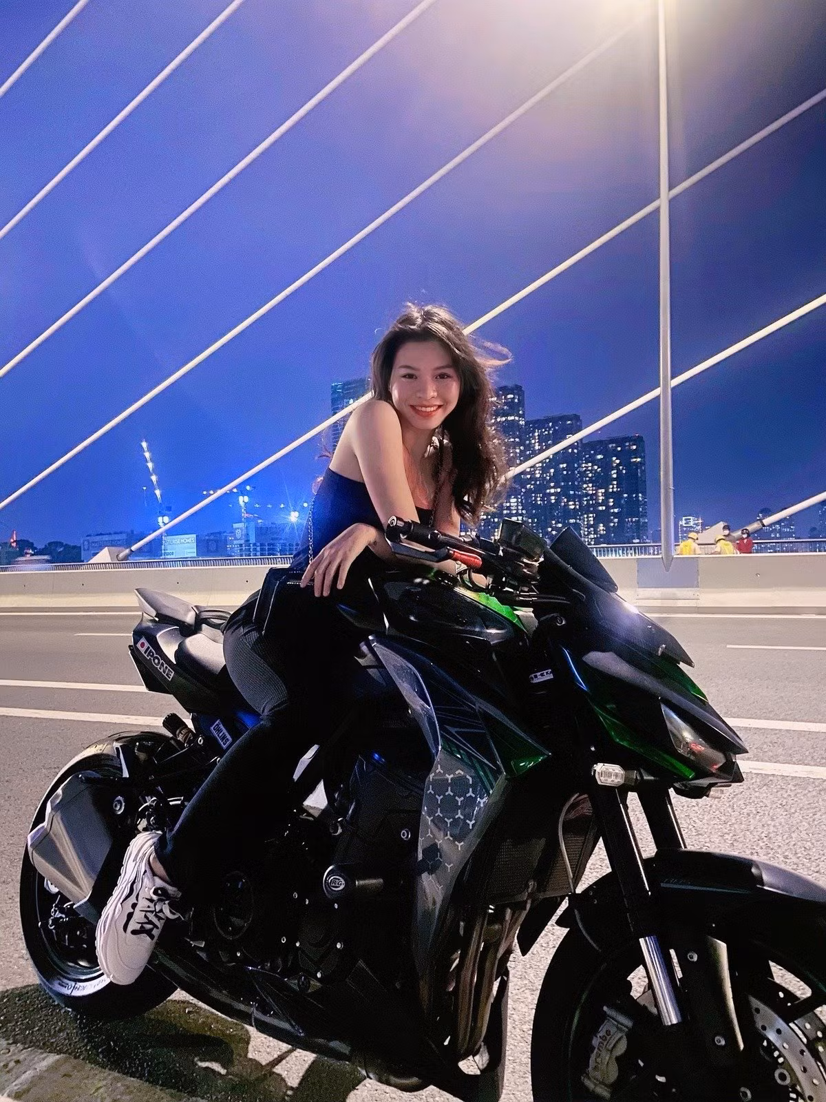 “Mình hay được khách hàng khen dáng đẹp, đặc biệt là mấy cô “đứng tuổi” thường trêu “Hai đứa ăn gì mà dáng đẹp thế?”. Có vài người còn chạy từ xa đến mua cà phê để gặp hai chị em mình. Tụi mình cũng chỉ biết cảm ơn mọi người đã ủng hộ”, Bích Lệ nói.