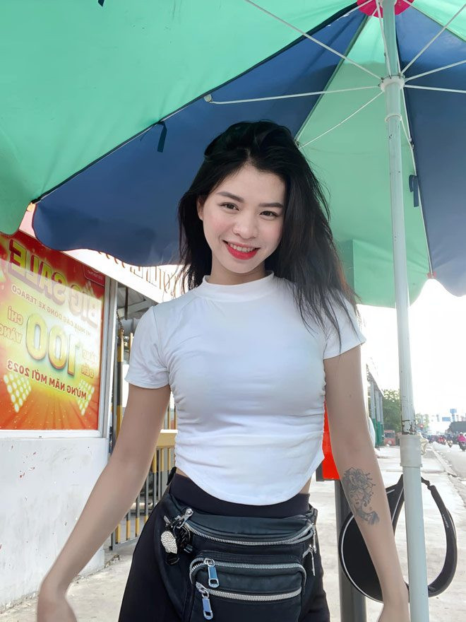 Sở hữu gương mặt khả ái, vóc dáng thanh mảnh, nuột nà, Bích Lệ dễ dàng gây thiện cảm với người đối diện. Bích Lệ được gọi với danh xưng “hot girl bán cà phê”.