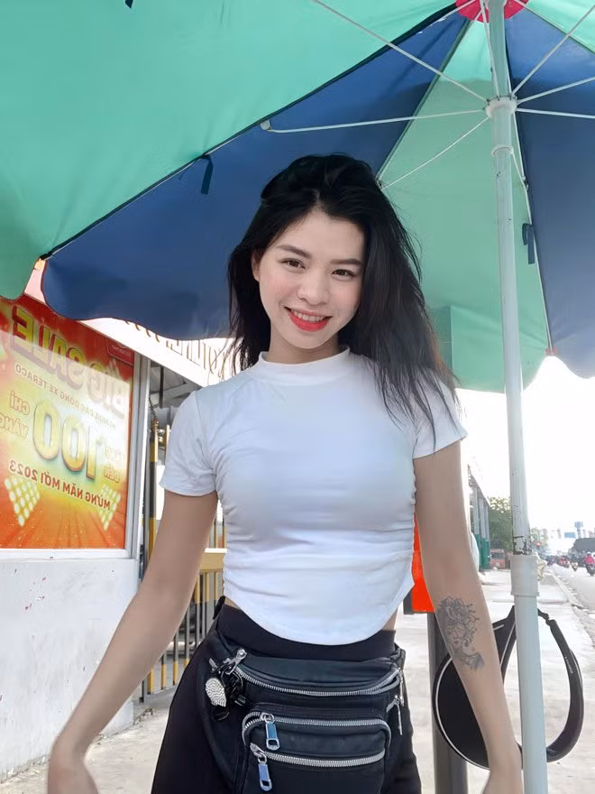 Sở hữu gương mặt khả ái, vóc dáng thanh mảnh, nuột nà, Bích Lệ dễ dàng gây thiện cảm với người đối diện. Bích Lệ được gọi với danh xưng “hot girl bán cà phê”.