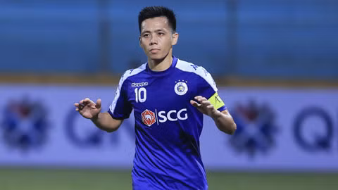 Cuối năm 2018, Văn Quyết đá tập đã khiến Văn Toàn nghỉ hết AFF Cup 2018 nhưng anh cũng ngồi xơi nước hết giải vì HLV Park Hang Seo trao băng đội trưởng cho Quế Ngọc Hải, chấp nhận để tiền đạo Hà Nội FC ngồi ngoài phần còn lại.