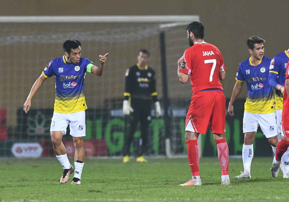 Năm 2017, Hà Nội đang đứng đầu, đá trận cuối với Quảng Ninh. Đại diện Thủ đô dẫn trước 2 quả nhưng không hiểu sao lại để hoà 4-4, dù thắng là vô địch, qua đó Hà Nội FC “dâng” cho Quảng Nam. Văn Quyết lại có hành động theo kiểu “phá team” khi giật chỏ đối thủ, trọng tài vẫn ko rút thẻ đỏ. Ảnh minh họa.
