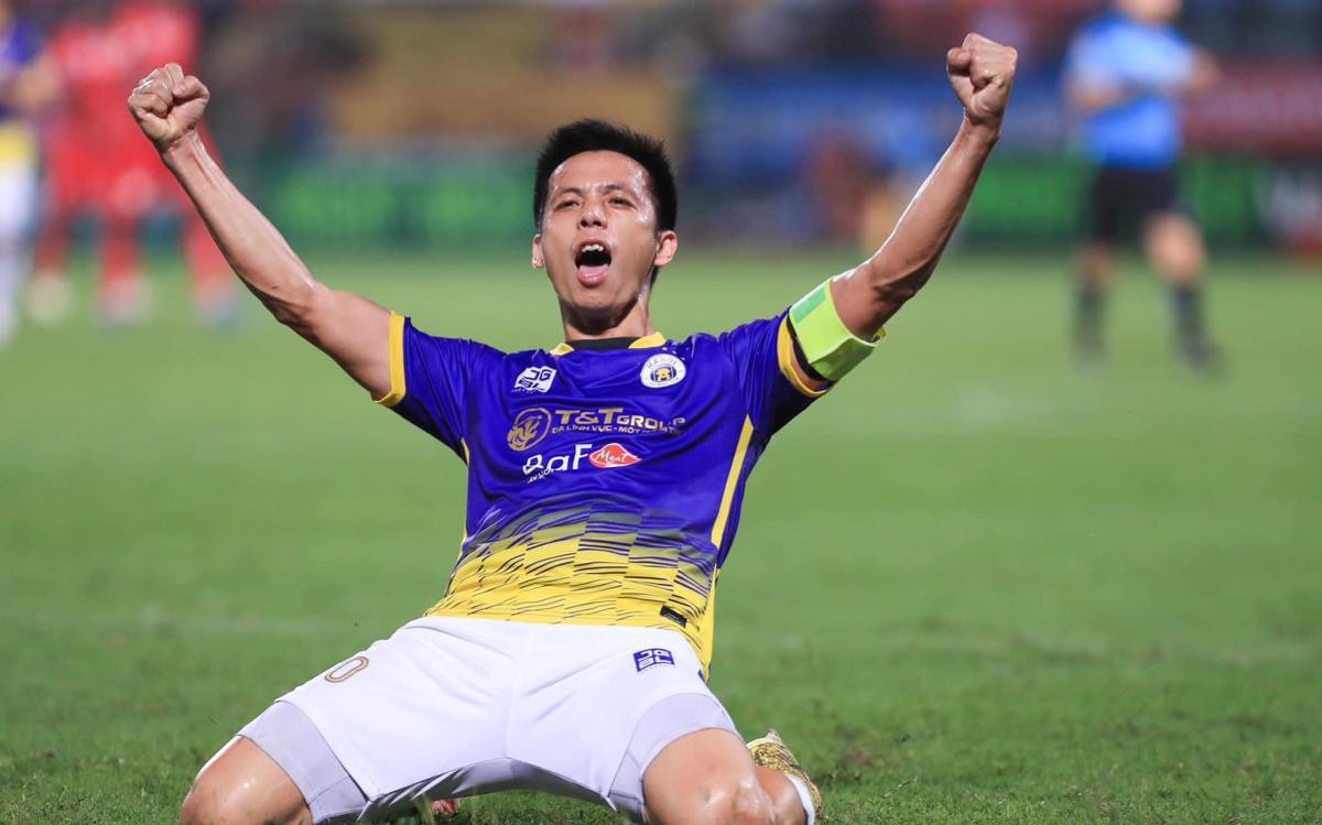 Sau hành vi của Văn Quyết, Ban Kỷ luật Liên đoàn bóng đá Việt Nam (VFF) ra quyết định kỷ luật đối với tiền đạo của Hà Nội FC vì hành vi xâm phạm thân thể trọng tài. Cầu thủ này bị phạt 40 triệu đồng và cấm thi đấu 8 trận. Đây là mức phạt rất nặng theo quy định kỷ luật của VFF.