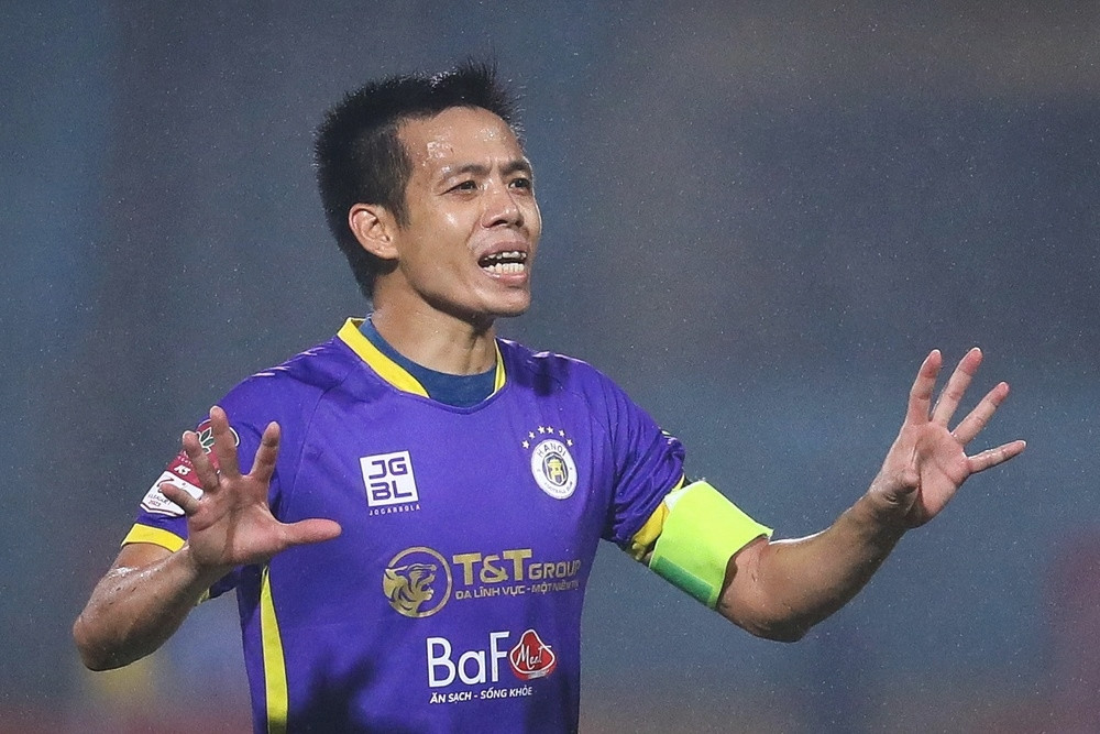 Với chiếc thẻ đỏ do lỗi ăn vạ trong trận đấu với Sài Gòn Xuân Thành, Văn Quyết lập kỷ lục 10 thẻ vàng, 1 thẻ đỏ ở V.League 2012 dù không đá hậu vệ. Anh trở thành “máy chém” của giải đấu.