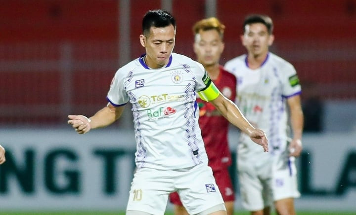 Sau trận đấu giữa CLB Bình Định và Hà Nội FC (vòng 7 V-League), tiền đạo Nguyễn Văn Quyết phản ứng với trợ lý trọng tài Nguyễn Lê Nguyên Thành. Trọng tài chính Nguyễn Mạnh Hải lập tức rút thẻ đỏ khi nhận thấy phản ứng đi quá giới hạn của đương kim Quả bóng Vàng.
