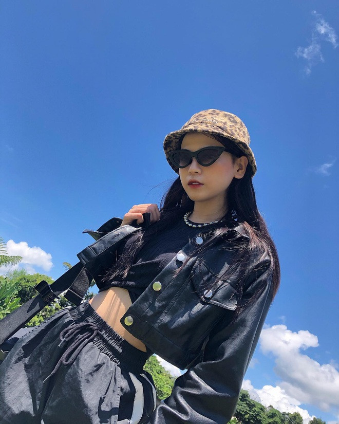 Bên cạnh đó, hot girl 9X cho biết việc "sống thoáng" không được khẳng định chỉ vì một cô gái thích chia sẻ hình ảnh quyến rũ lên mạng xã hội. Đó đơn giản chỉ là cô ấy yêu bản thân, mong muốn lưu giữ và chia sẻ khoảnh khắc mà thôi.