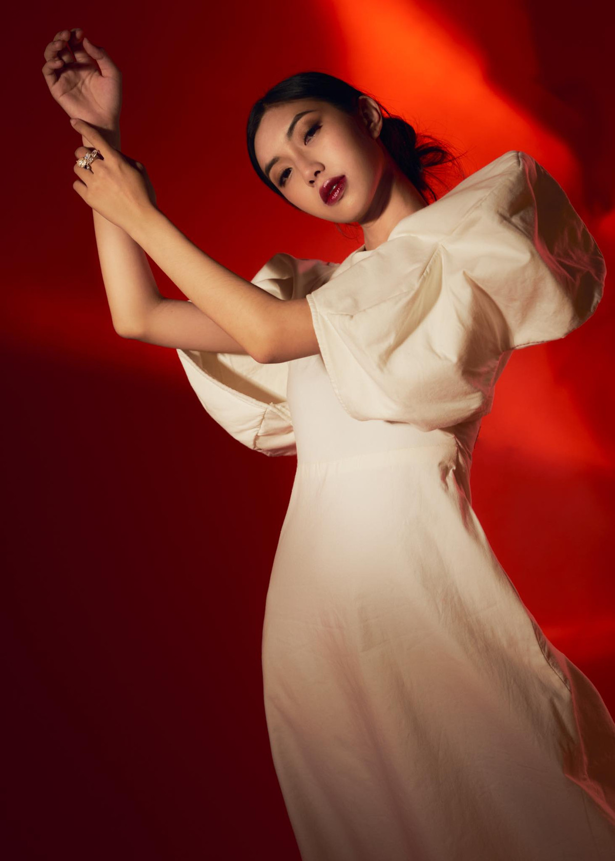 Nhắc đến sự lựa chọn phong cách quyến rũ, hot girl Gen Z giải thích: "Mình yêu nét đẹp vóc dáng của người phụ nữ. Mình quan niệm thanh xuân không phải mãi mãi nên hãy cứ hãnh diện với nét đẹp của chính mình...