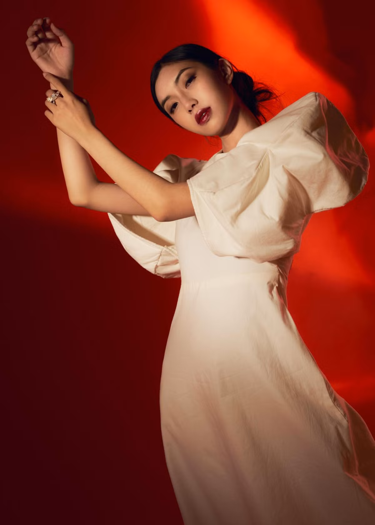 Nhắc đến sự lựa chọn phong cách quyến rũ, hot girl Gen Z giải thích: "Mình yêu nét đẹp vóc dáng của người phụ nữ. Mình quan niệm thanh xuân không phải mãi mãi nên hãy cứ hãnh diện với nét đẹp của chính mình...